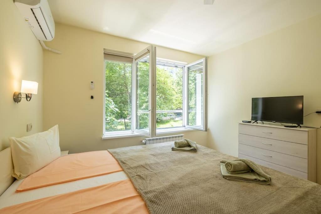 Top Location, Brand New 3 Bdrm Apt & Free Parking 소피아 외부 사진