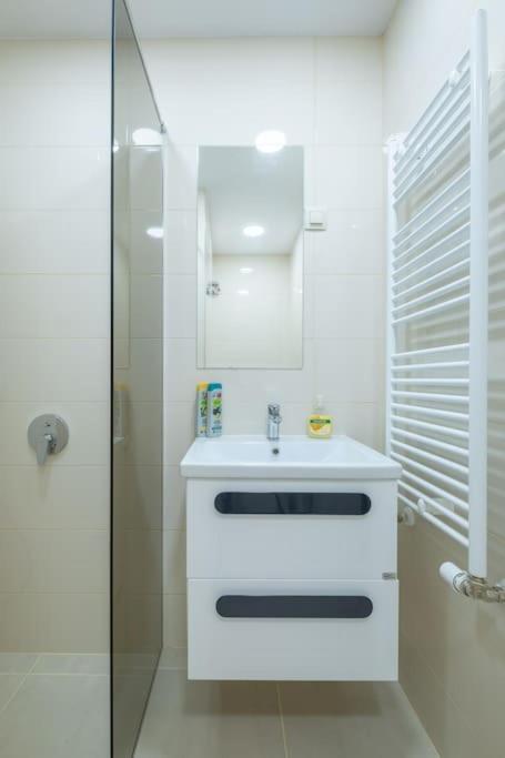 Top Location, Brand New 3 Bdrm Apt & Free Parking 소피아 외부 사진