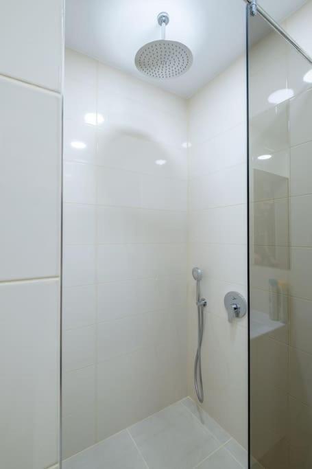 Top Location, Brand New 3 Bdrm Apt & Free Parking 소피아 외부 사진