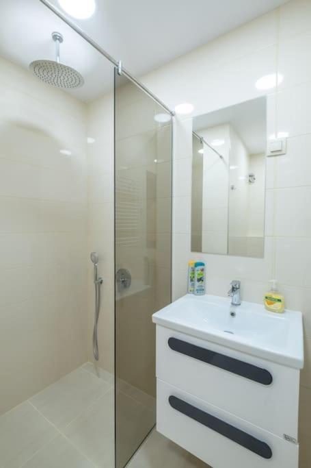 Top Location, Brand New 3 Bdrm Apt & Free Parking 소피아 외부 사진
