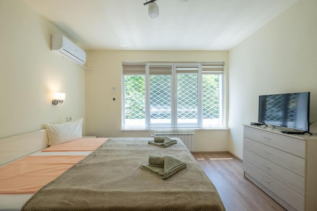 Top Location, Brand New 3 Bdrm Apt & Free Parking 소피아 외부 사진