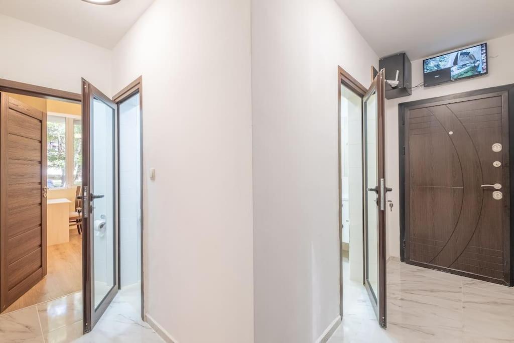Top Location, Brand New 3 Bdrm Apt & Free Parking 소피아 외부 사진