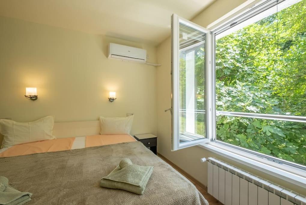 Top Location, Brand New 3 Bdrm Apt & Free Parking 소피아 외부 사진