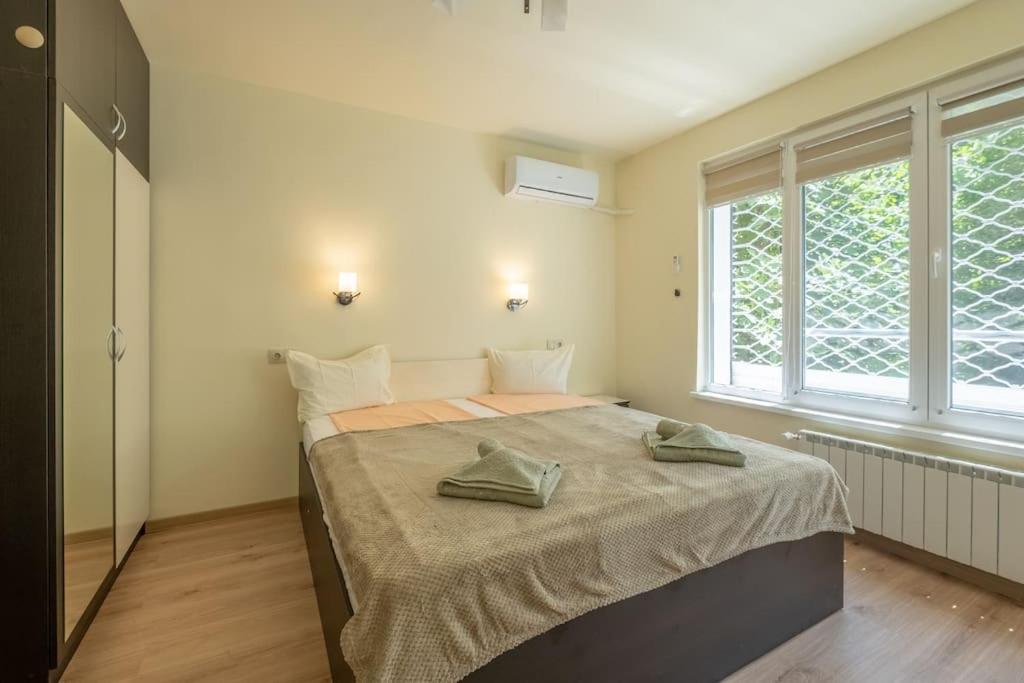 Top Location, Brand New 3 Bdrm Apt & Free Parking 소피아 외부 사진