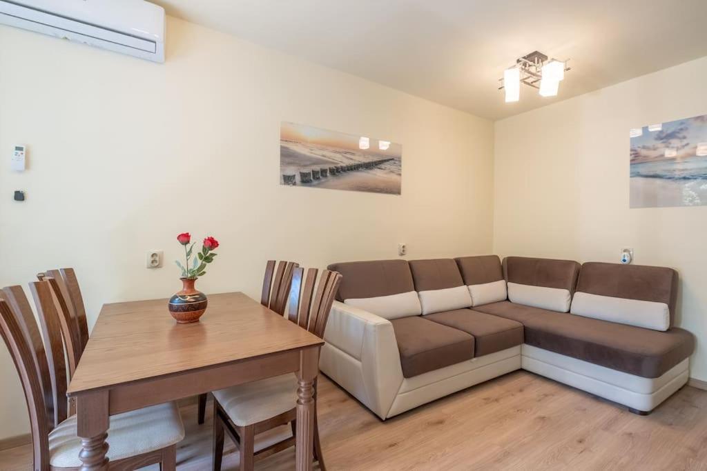 Top Location, Brand New 3 Bdrm Apt & Free Parking 소피아 외부 사진