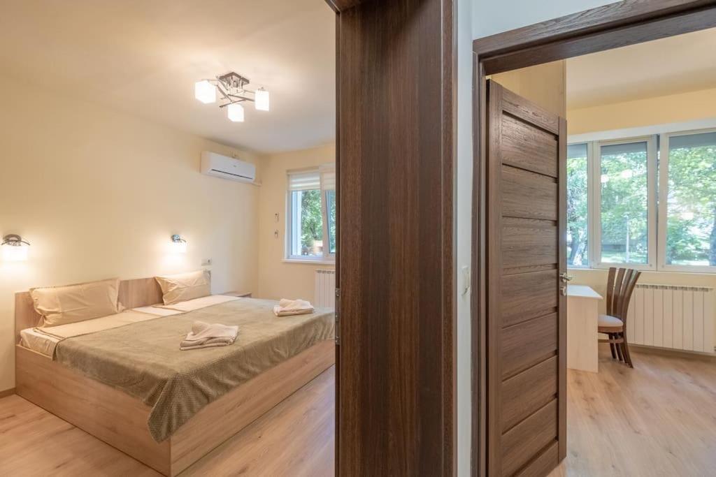 Top Location, Brand New 3 Bdrm Apt & Free Parking 소피아 외부 사진
