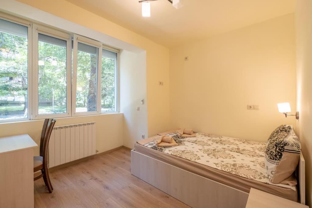Top Location, Brand New 3 Bdrm Apt & Free Parking 소피아 외부 사진