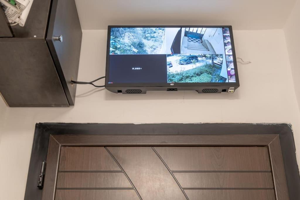Top Location, Brand New 3 Bdrm Apt & Free Parking 소피아 외부 사진