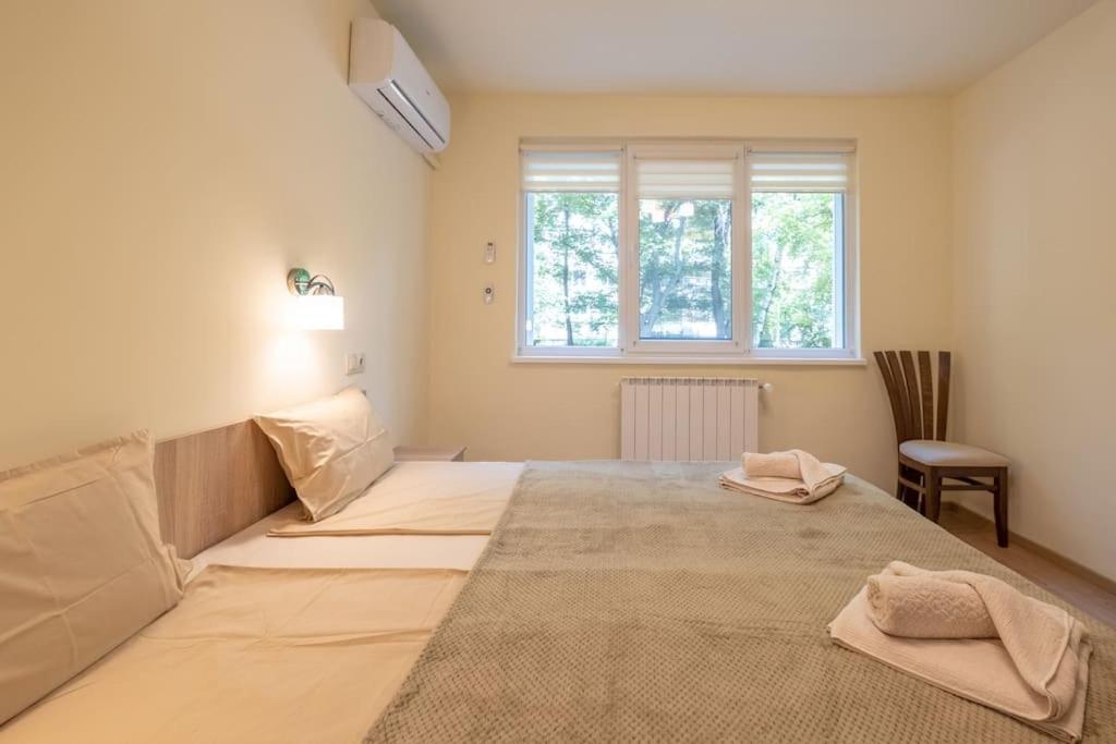 Top Location, Brand New 3 Bdrm Apt & Free Parking 소피아 외부 사진