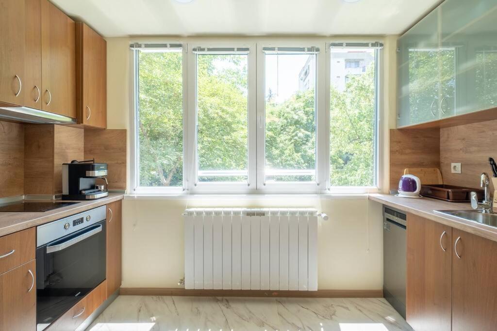 Top Location, Brand New 3 Bdrm Apt & Free Parking 소피아 외부 사진