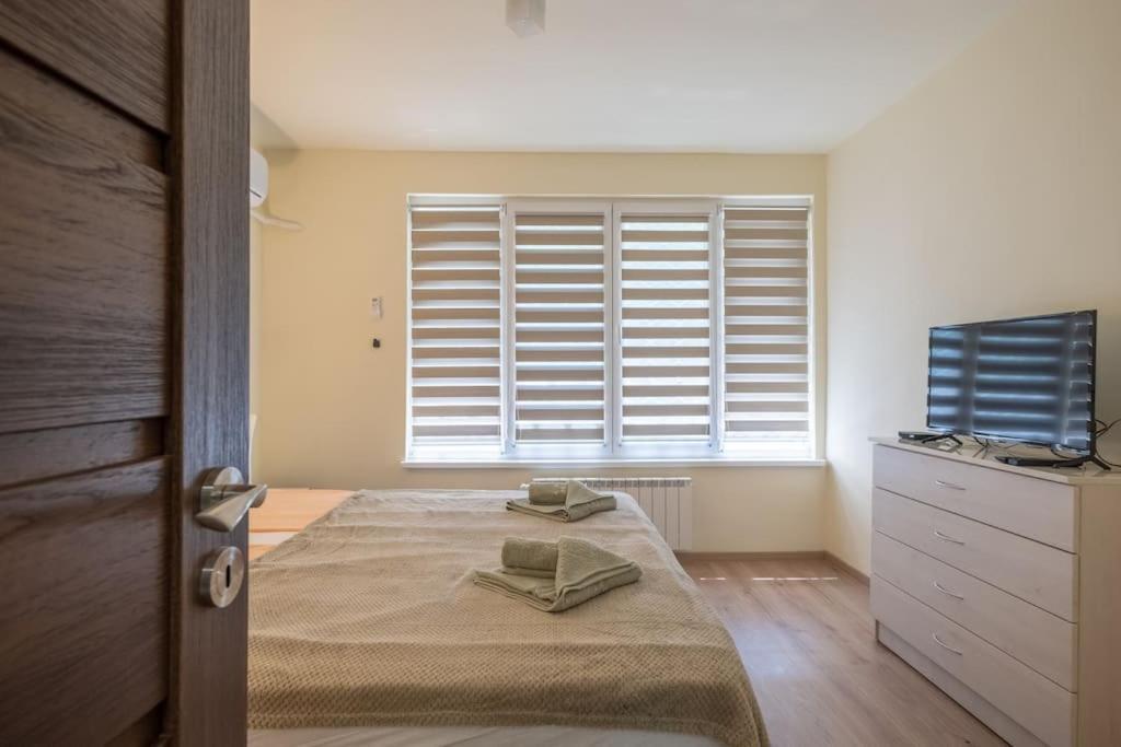 Top Location, Brand New 3 Bdrm Apt & Free Parking 소피아 외부 사진