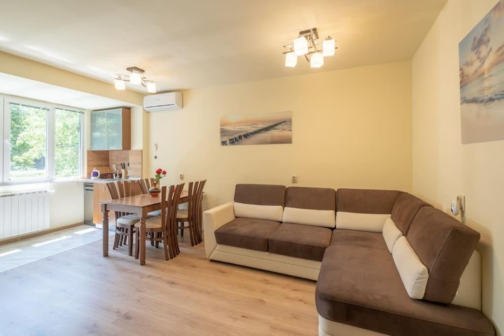 Top Location, Brand New 3 Bdrm Apt & Free Parking 소피아 외부 사진